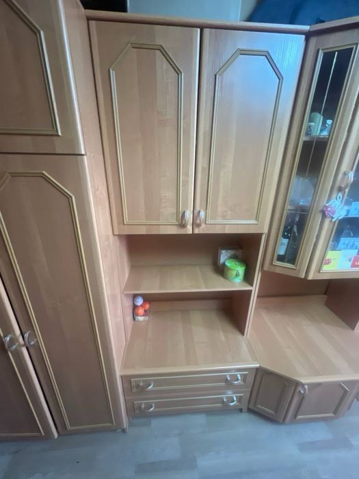 Продам стенку в отоичном состоянии.