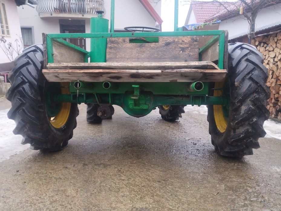 Tractoraș 4x4 articulat