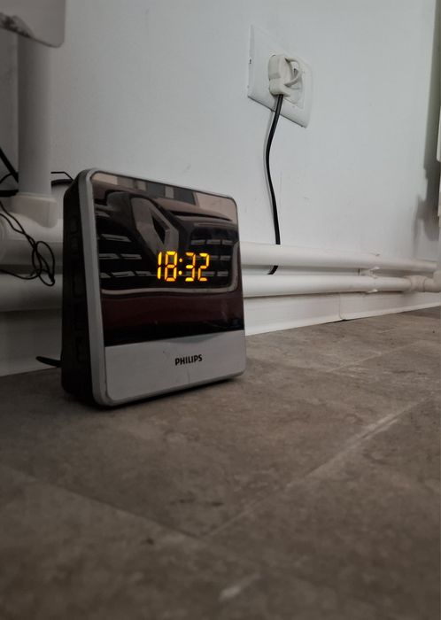 Ceas Philips cu radio si aux jack, 220v - 49 lei