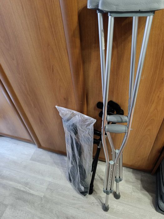 Брейс для коленного сустава, костыли