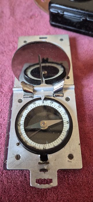 Продавам компас , ножче и фенер.