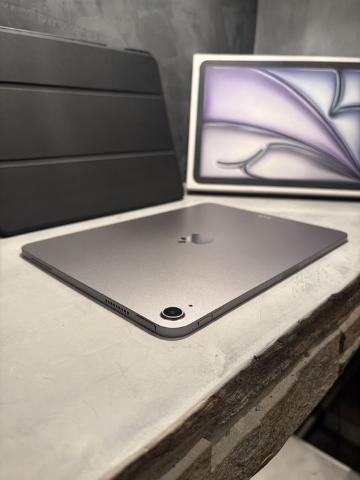 КАТО ЧИСТО НОВ Ipad Air M2 11” (2024) 128GB + Калъф