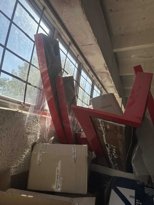 Червени маси и барплотове от стъклопласт различни размери