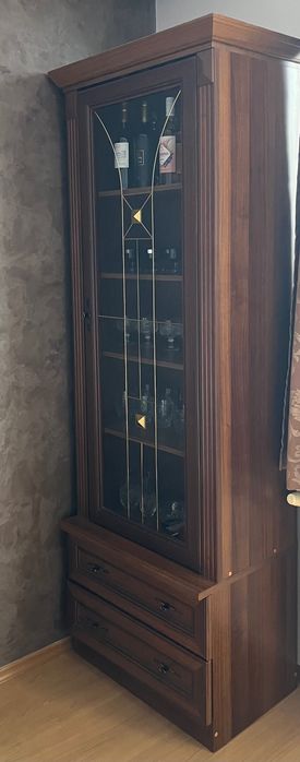 PLASTIKA BG  ъглова витрина от дърво- 600 лв.Италианска Витрина стъкло