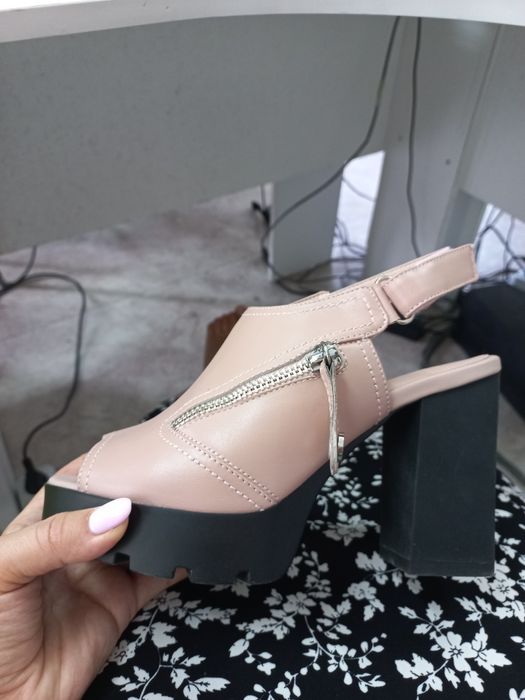 Кожаные босоножки