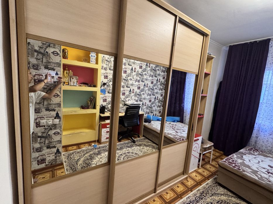 Продаю мебель шкаф, полка и стол в подарк