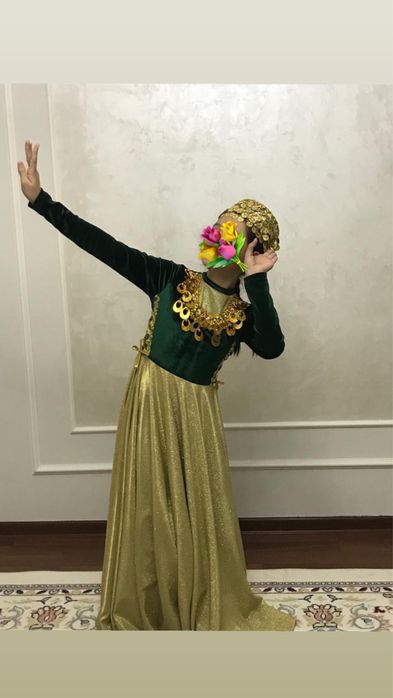 Ұлттық киімдер сатылады