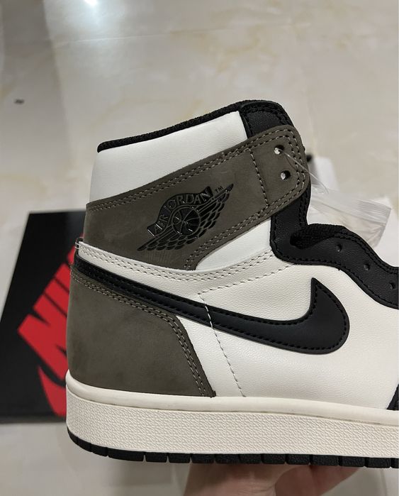 Air Jordan 1 Retro High "Dark Mocha"