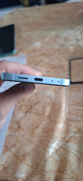 Продавам телефон Галакси Z Flip6