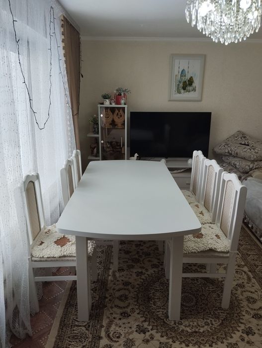 Продам стол белый,раздвижной для гостинной