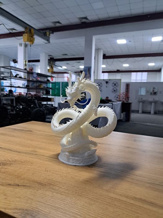3D Bosmada Chiroyli Xitoy Ajdahosi Haykali