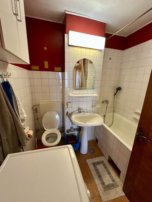 Închiriez apartament cu 4 camere