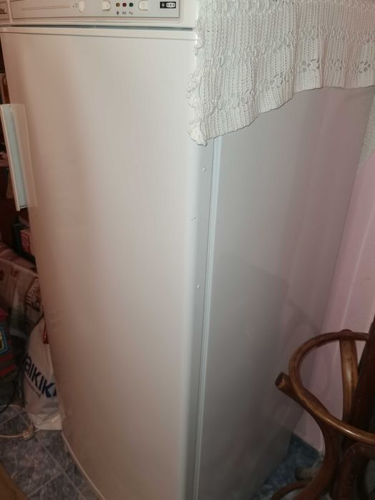 Продавам вертикален фризер Siltal – отлично състояние