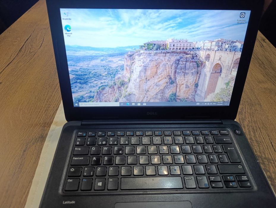 DELL Latitude дисплеи 13,8 инча отлична батерия 500GB SSD 8GB RAM