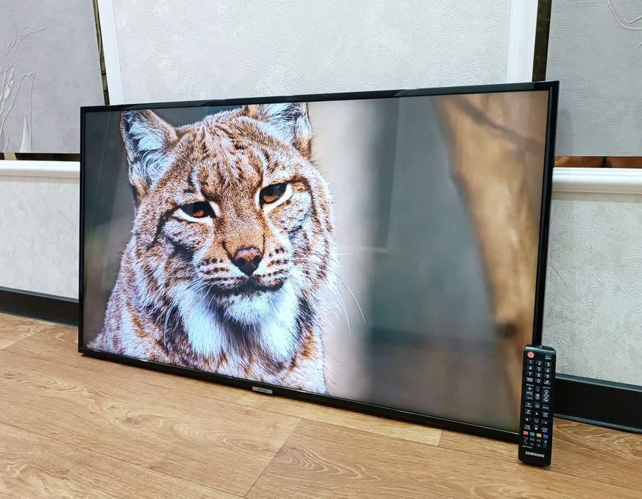 SAMSUNG Смарт ТВ + Кронштейн.