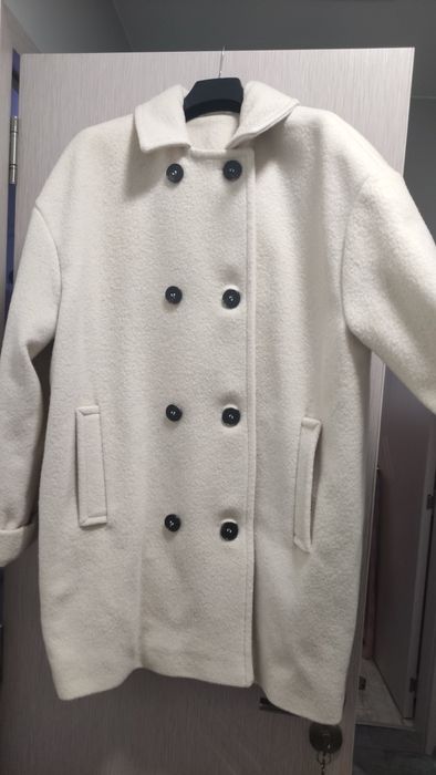 Чисто ново вълнено бяло палто