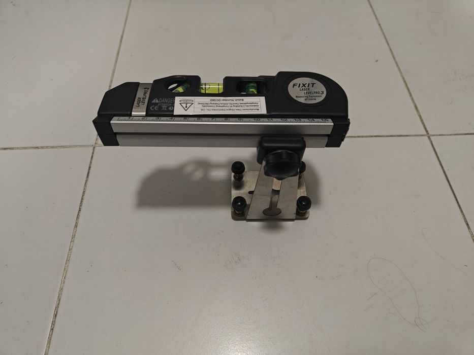 Лазерный уровень с универсальным кронштейном