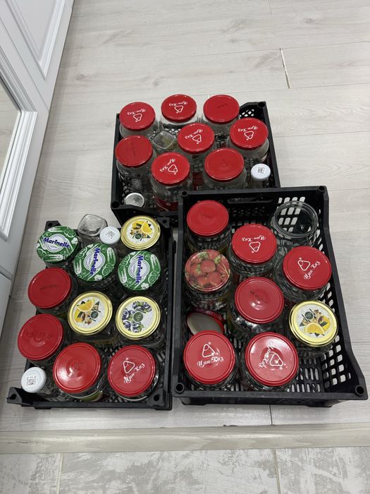 Стеклянные банки с крышками