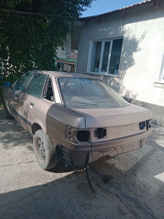 Автомобиль Ауди 80.