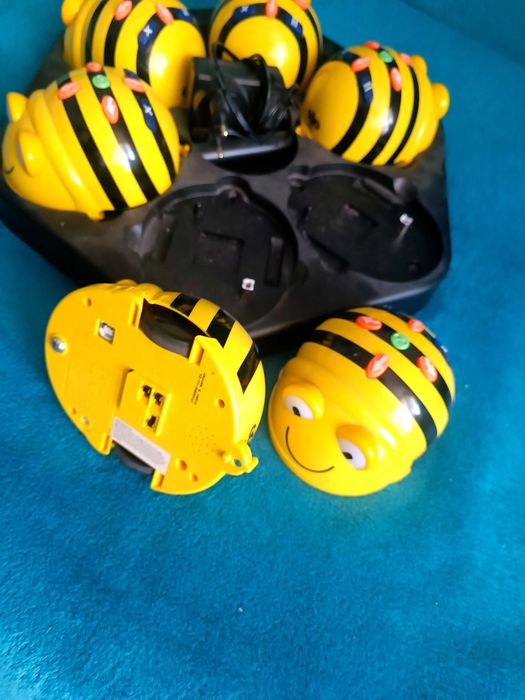 Set 6 roboti educationali Bee-Bot + statie de încarcare