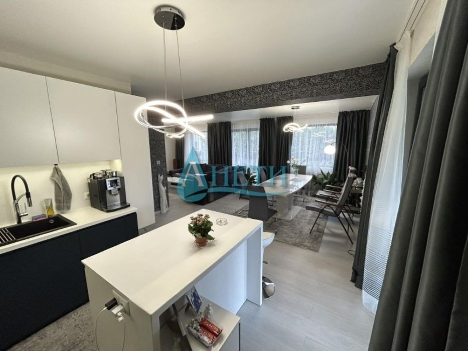 Стилно обзаведена къщи 200м2 с двор 521м2 в гр.Костинброд