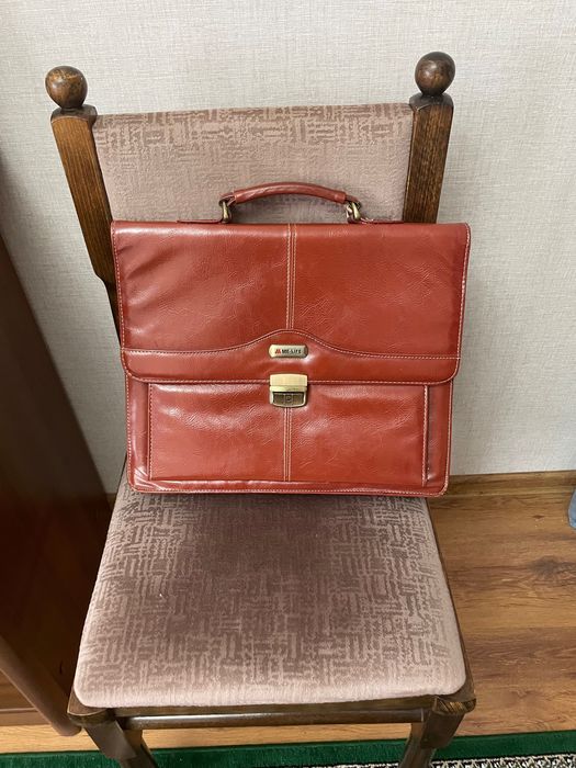 Продам портфель кожзаменитель