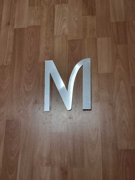 Litera M din aluminiu reflectorizant - 20x23cm