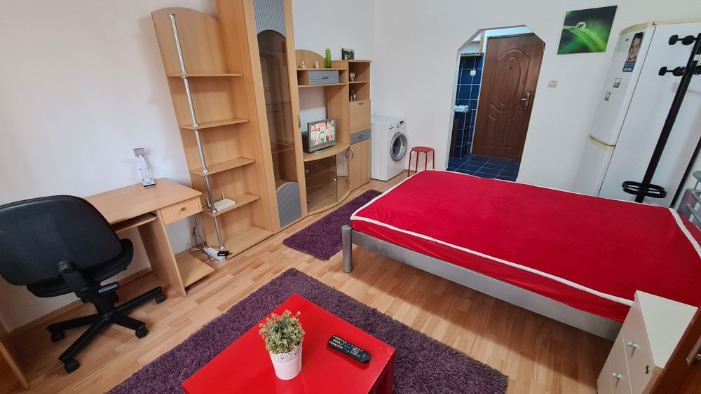 Garsoniera, et 3, proprietar
