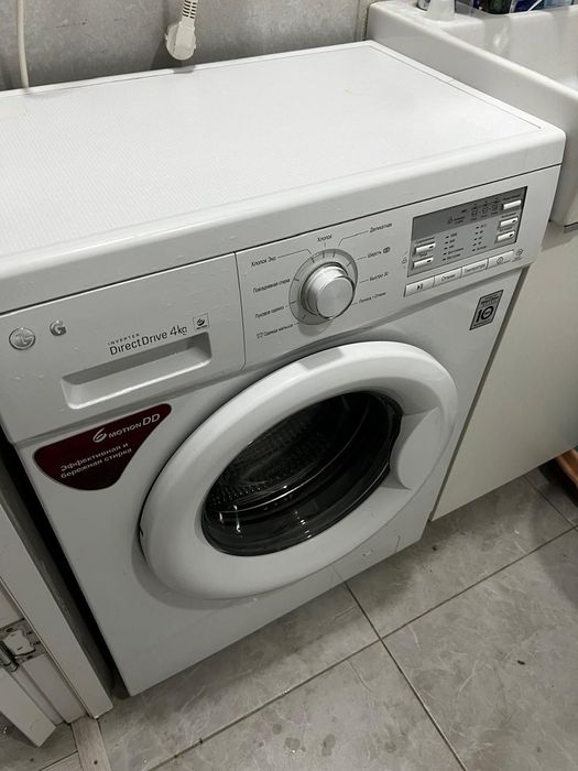 Стиралка и диван и креслом