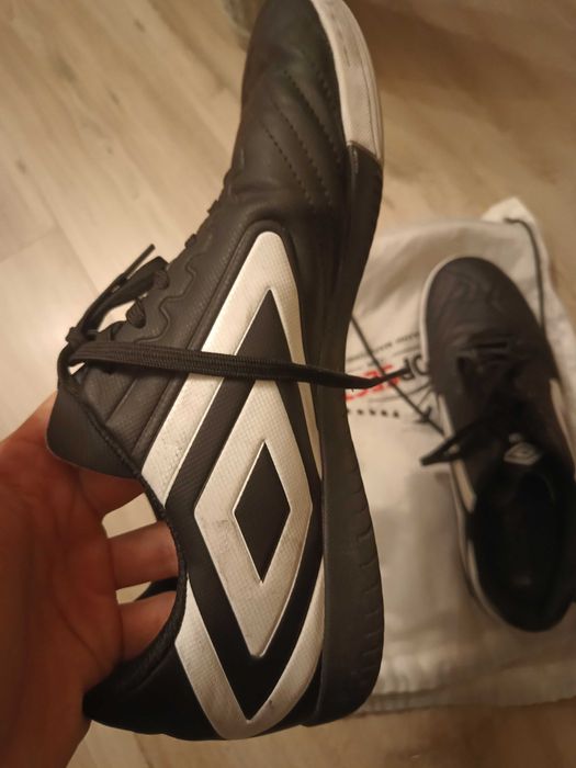 Футболни обувки Umbro за зала - 45 номер