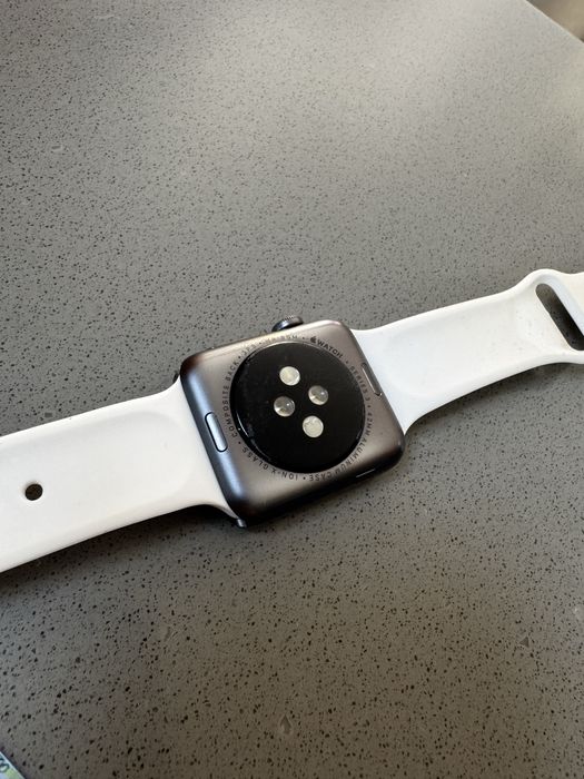 Apple Watch Series 3 (42 мм)