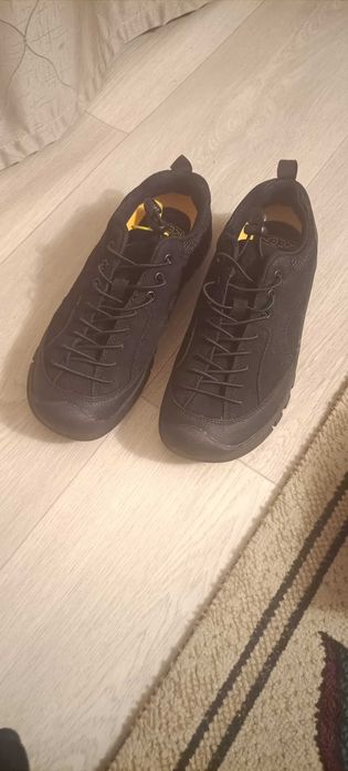 Продам кроссовки KEEN