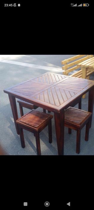 Деревянные столы с лавочками