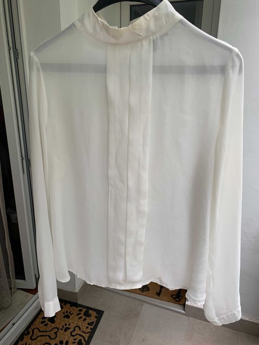 Бяла риза без деколте и закопчаване отзад с цип