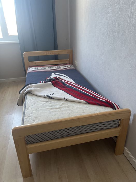 Кровать с матрасом