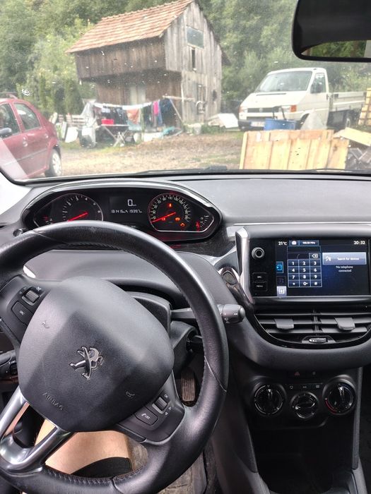 Vând Peugeot 208