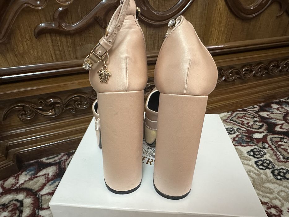 tufli versace, molochni cvet, 1 marta kiyildi 2 saatqa, korobkasi bar