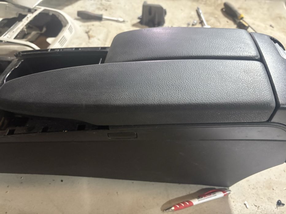 Mercedes w204 2009 година Подлакътник