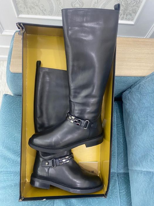 Зимние сапоги продаю.