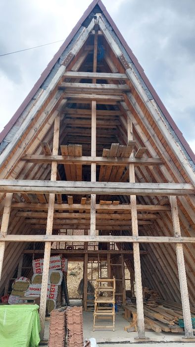 Execut case din lemn și pe structură  ușoară