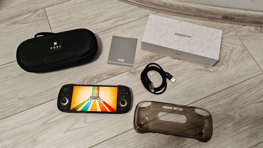 Retroid Pocket 5 cu accesorii și cutia originala.