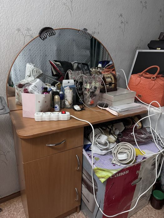 Шкаф и зеркало , стол стумба