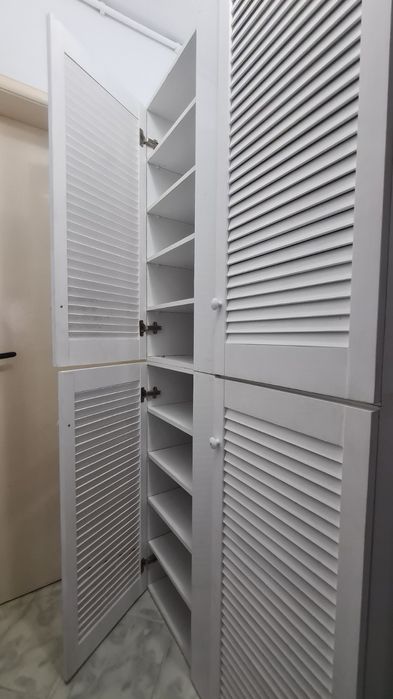 Шкаф за обувки с жалузни вратички