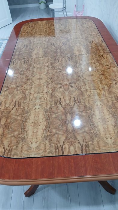 Продается гостиный стол