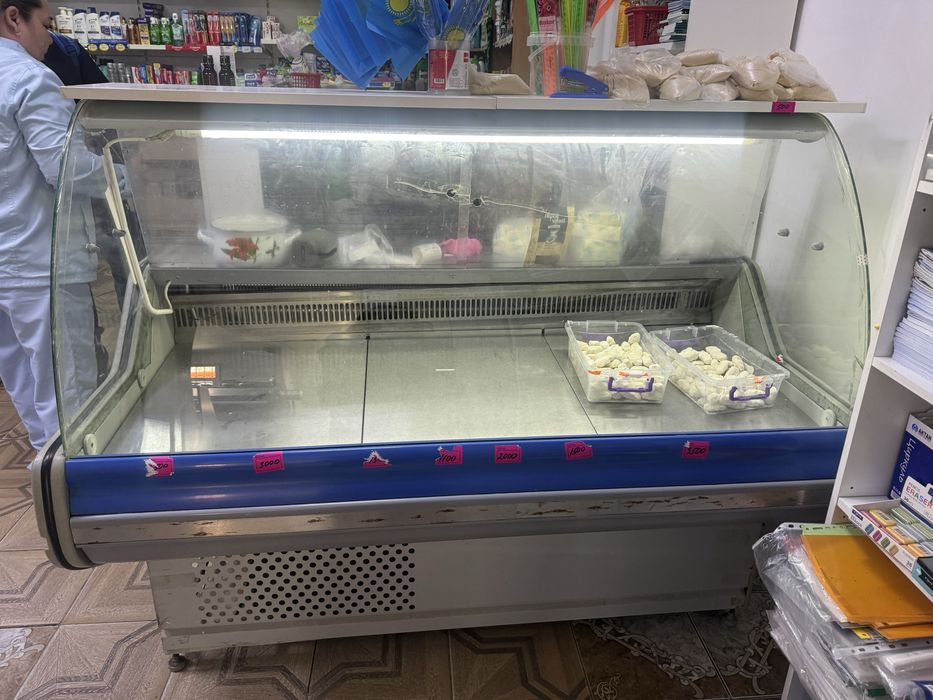 Продается витринный холодильник