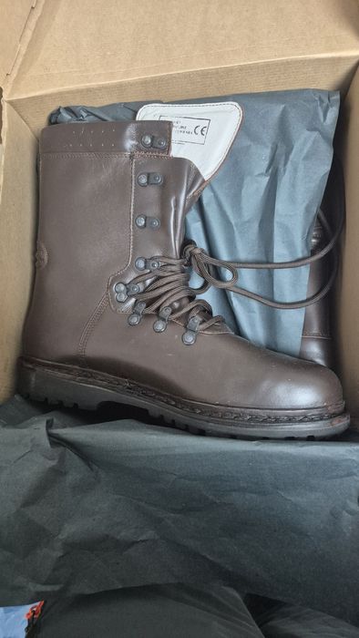 Bocanci armata diverse culori si marimi si o scurta noua combat terest