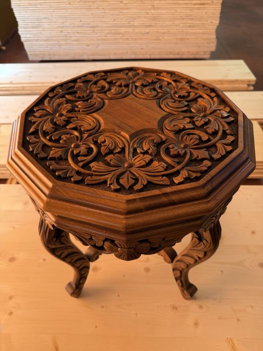 Маса от дърво орех