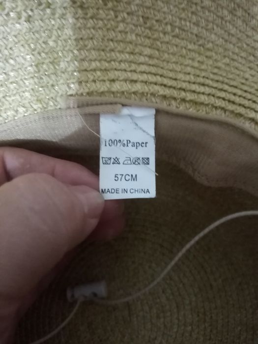 Летняя шляпа с широкими полями