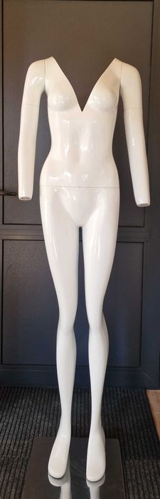 Женски невидим манекен за снимки