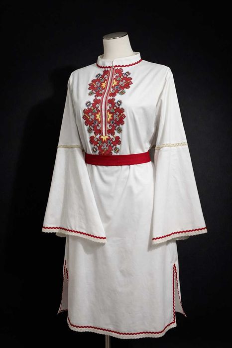 Дамска риза с машинна бродерия